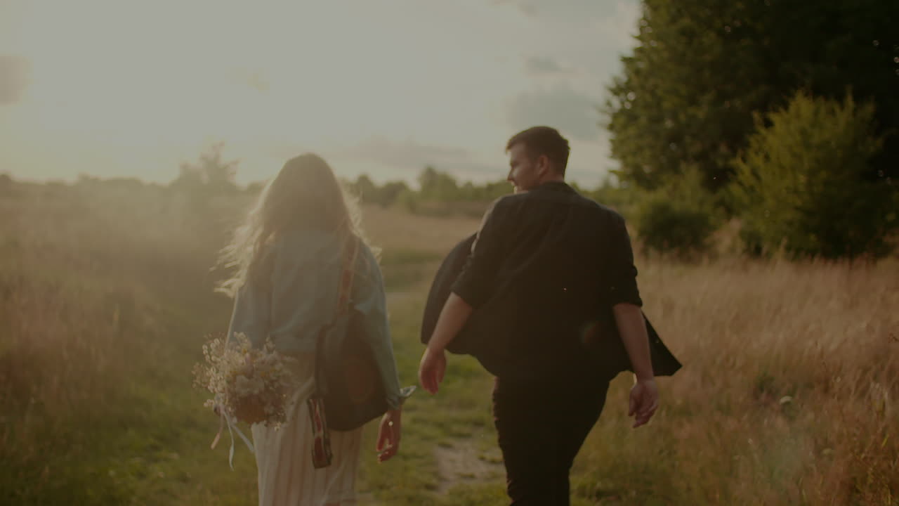 일몰 6에서 여름에 걷고 웃는 젊은 성공적인 멋쟁이