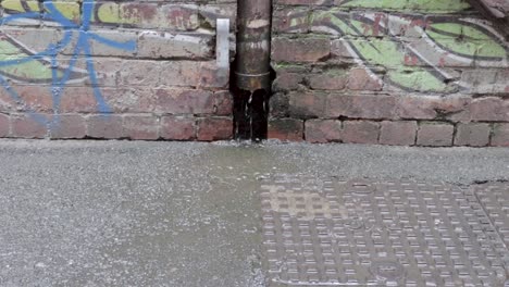 el agua de lluvia que pasa por las carreteras y caminos y a través de los sistemas de drenaje de melbourne