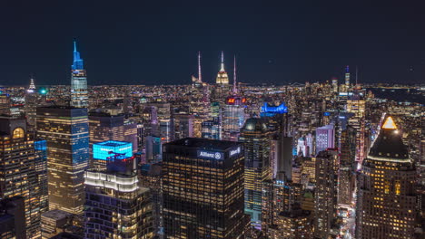 Hiperlapso-De-La-Ciudad-Nocturna-Aérea.-Vuela-Sobre-Los-Rascacielos-Iluminados-Del-Centro.-Luz-Brillante-De-Las-Pantallas-Publicitarias-En-El-Cuadrado-Del-Tiempo.-Manhattan,-Ciudad-De-Nueva-York,-Estados-Unidos