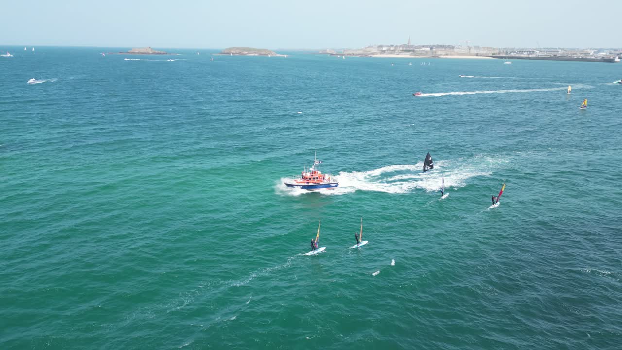 디나드, 영국, 프랑스의 윈드서퍼, 드론, 항공기