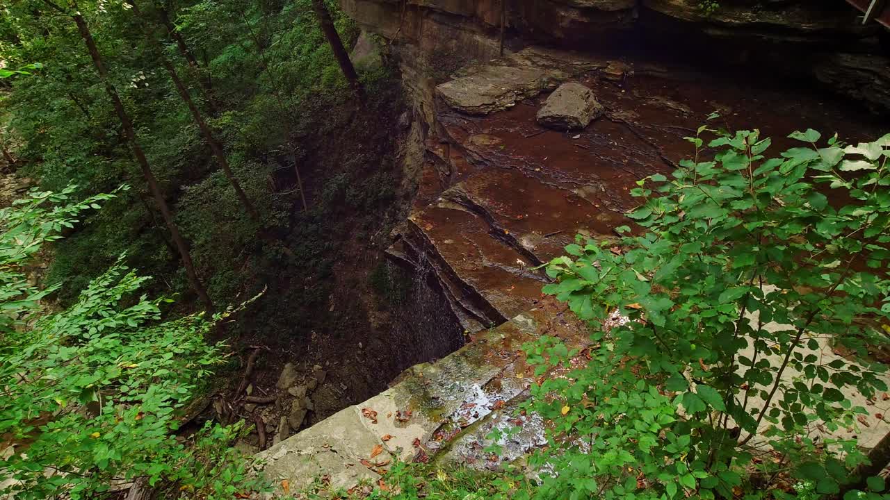 little clifty creek cae en indiana agua baja goteando sobre el borde tiro estático 4k 30fps