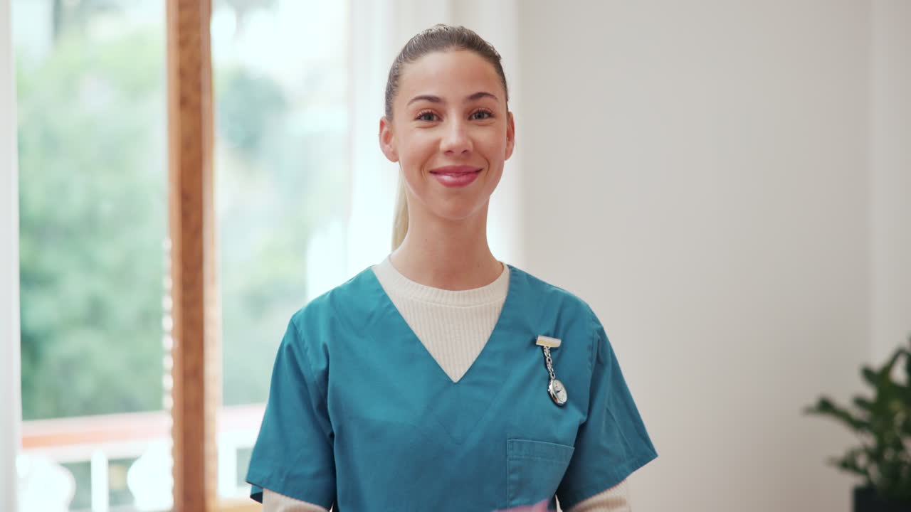 mujer, brazos cruzados y cara de enfermera trabajando