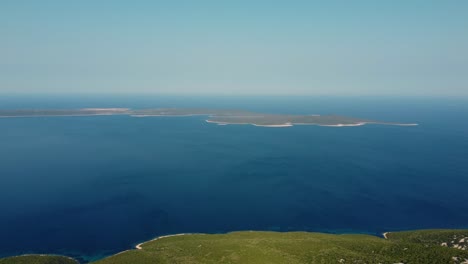 Luftaufnahme-Der-Kroatischen-Insel-Unije,-Gesehen-Von-Der-Insel-Losinj,-Rechts-Fliegend