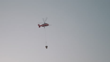helicóptero de extinción de incendios en vuelo