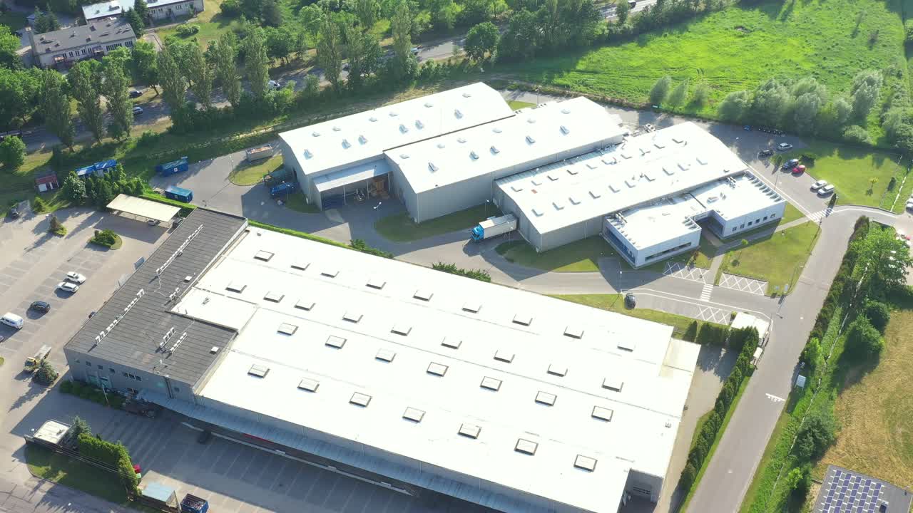 용량이 다른 트럭이있는 유통 창고