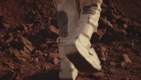 los astronautas caminando por marte.