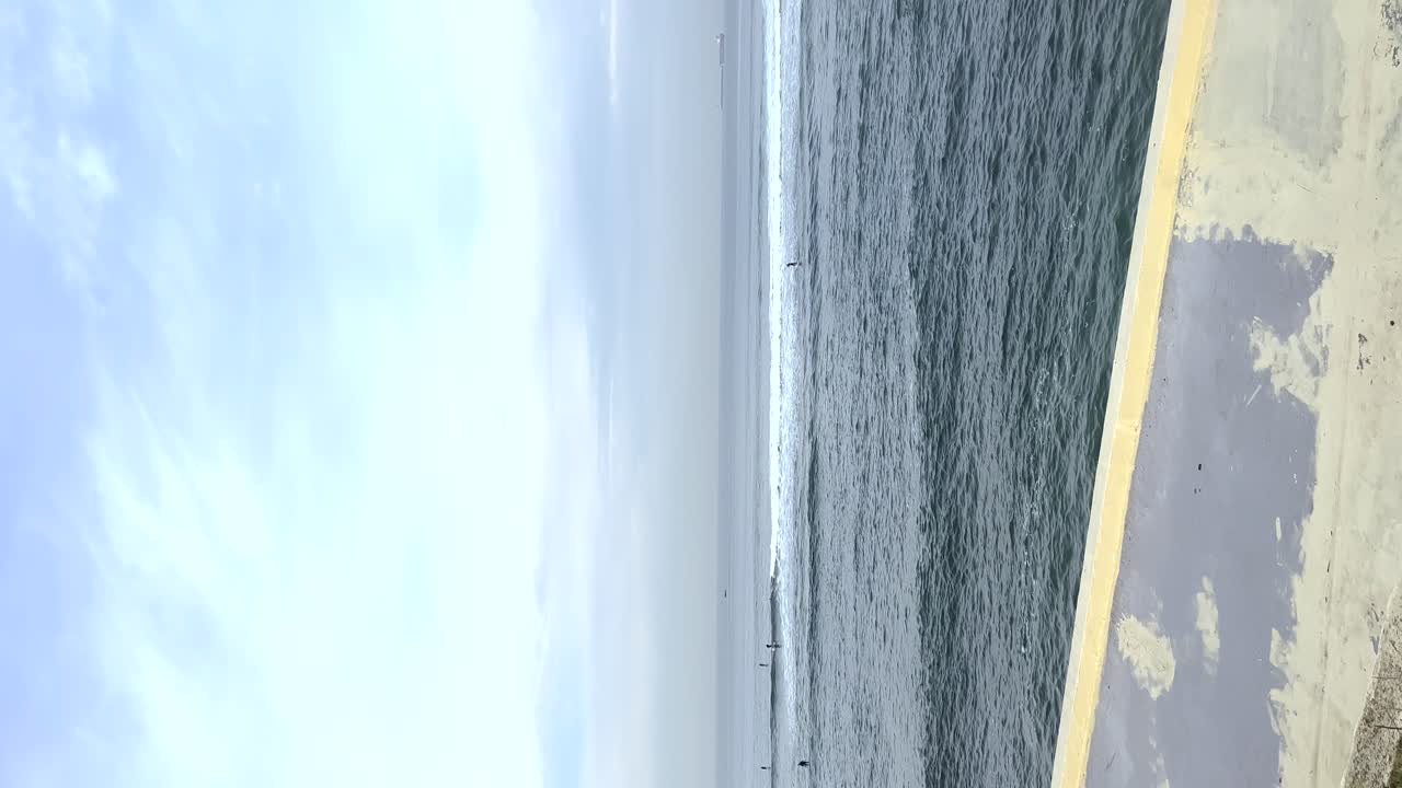 푸른 하늘 아래의 대서양 파동의 창 장면 카스카디스 포르투갈