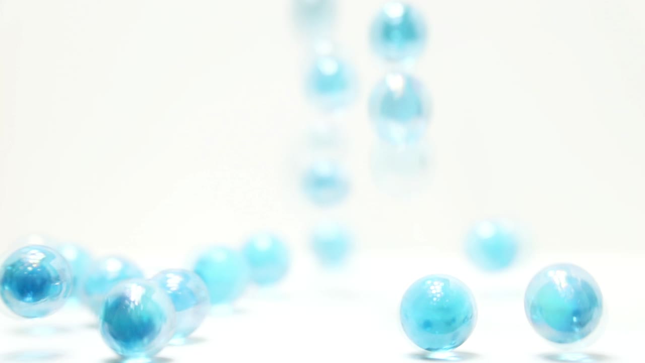 프레임에 부히고 떨어지는 대리석의 느린 앞으로의 움직임