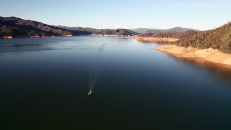 Lone-motorboat-on-Lake-Shasta,-Northern-California