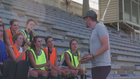 Entrenador-De-Hockey-Hablando-Con-Jugadoras.