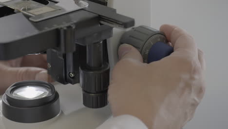 Einstellen-Des-Mikroskops-Mit-Dem-Drehpotentiometer.-Detail