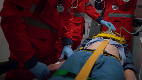 equipo de paramédicos reaccionando rápidamente para proporcionar ayuda médica al paciente herido