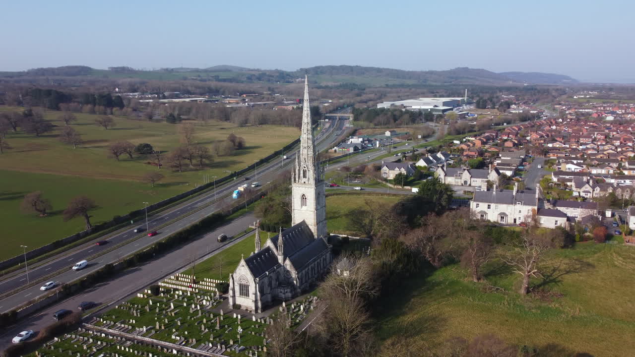 Una vista aerea della chiesa di marmo a Bodelwyddan in una mattinata di sole, con ripresa da sinistra a destra attorno alla chiesa, Denbighshire, Galles del Nord, Regno Unito.