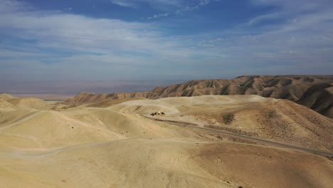 Vuela-Sobre-Las-Dunas-De-Arena-Y-Haz-Zoom-En-Una-Ruina-Antigua-Aislada-En-El-Desierto,-Israel