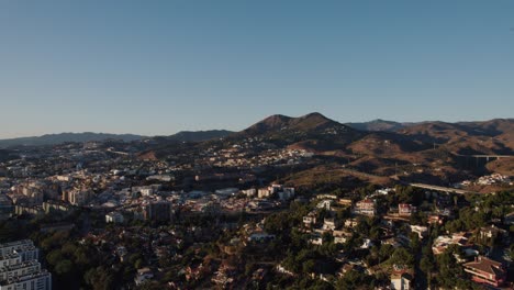 dron aéreo en movimiento hacia adelante disparó sobre las colinas del candado en málaga, españa