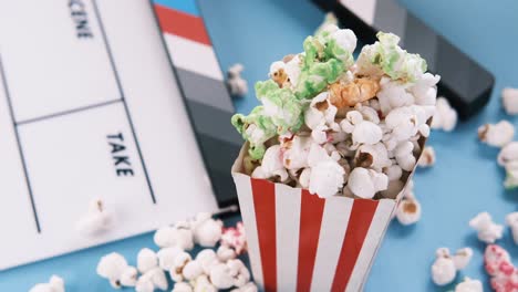 palomitas de maíz y clapperboard