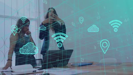 animación de procesamiento de datos con iconos de wifi y nube sobre diversas personas de negocios en la oficina