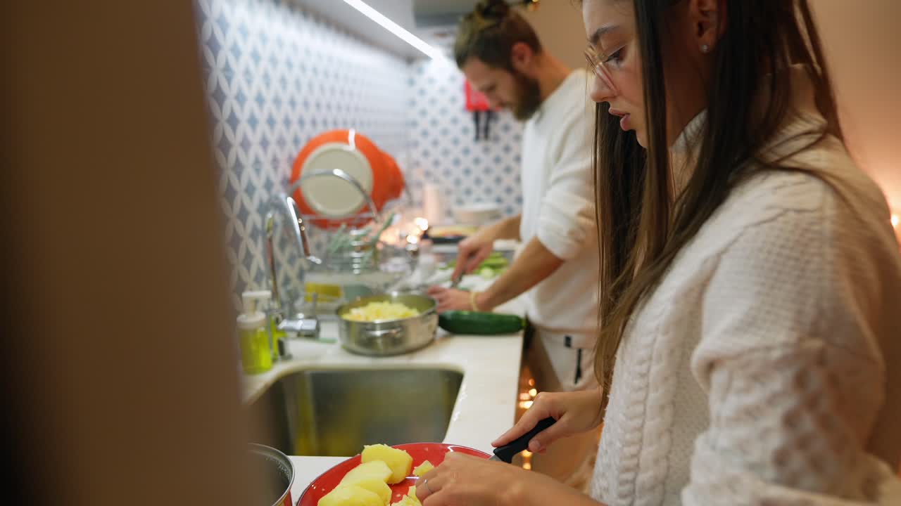 pareja cocinando juntos en la cocina