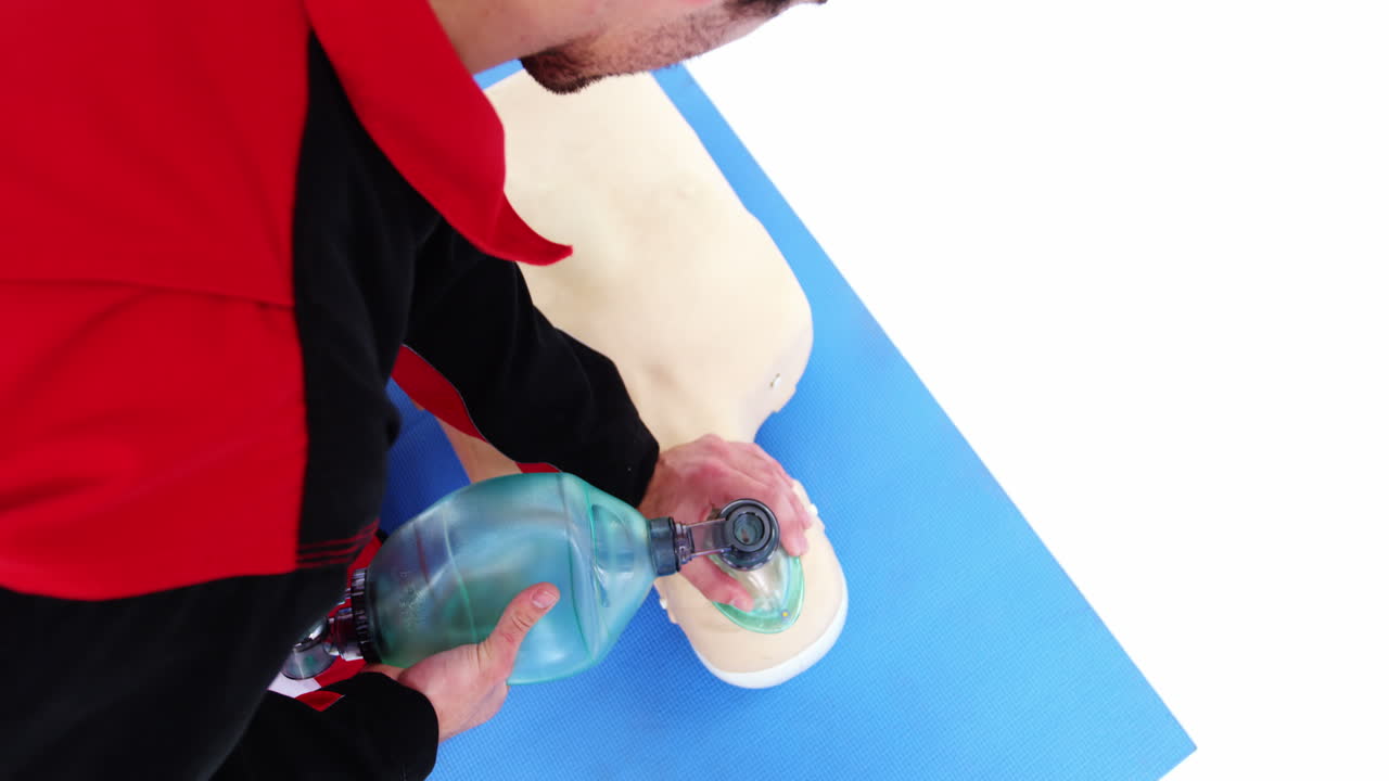 paramédico masculino durante el entrenamiento de reanimación cardiopulmonar