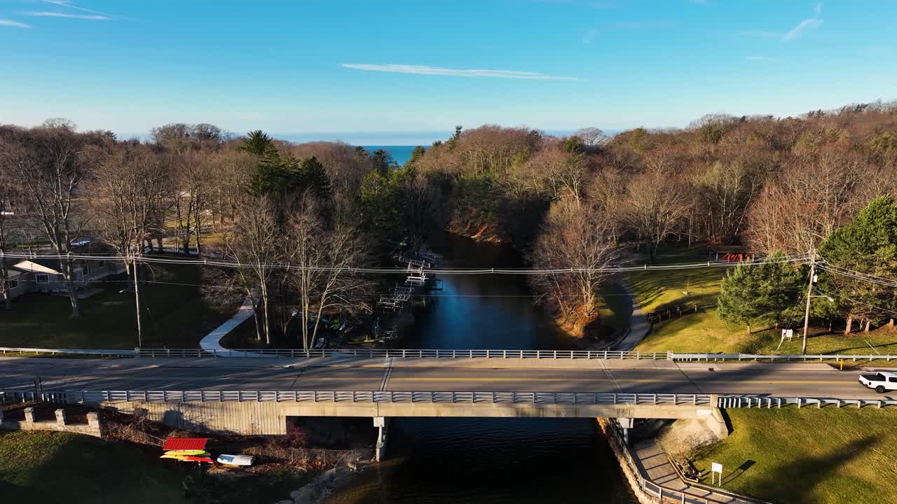 inclinándose hacia el lago cercano desde el puente