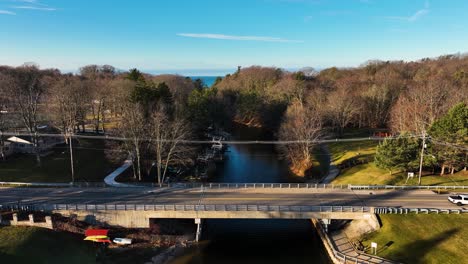 Inclinándose-Hacia-El-Lago-Cercano-Desde-El-Puente