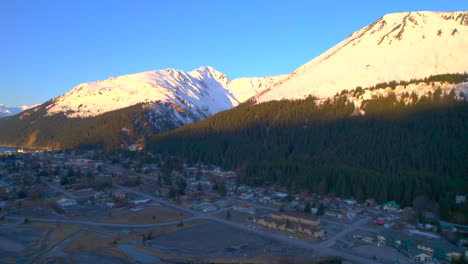 Amanecer-Vista-Panorámica-De-Izquierda-A-Derecha-De-Las-Montañas-Y-El-Centro-De-Seward-Alaska