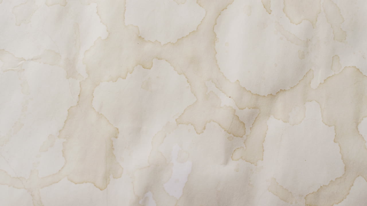 ⁇  배경 에 둥근 커피 컵 얼룩 이 있는 종이 조각 의 클로즈업 동영상