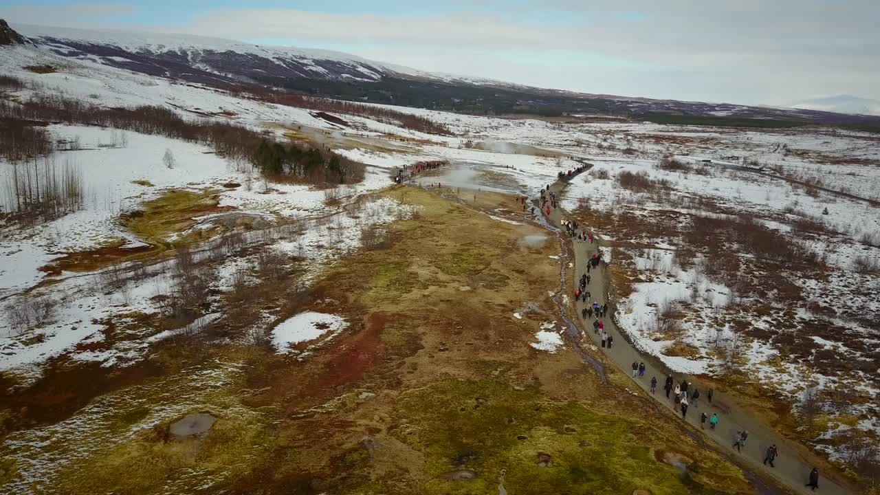 vista aérea de los visitantes en el área de aguas termales de geysir en islandia.