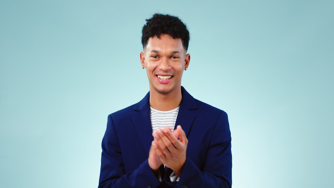 cara, aplaudiendo y felicitando al hombre feliz