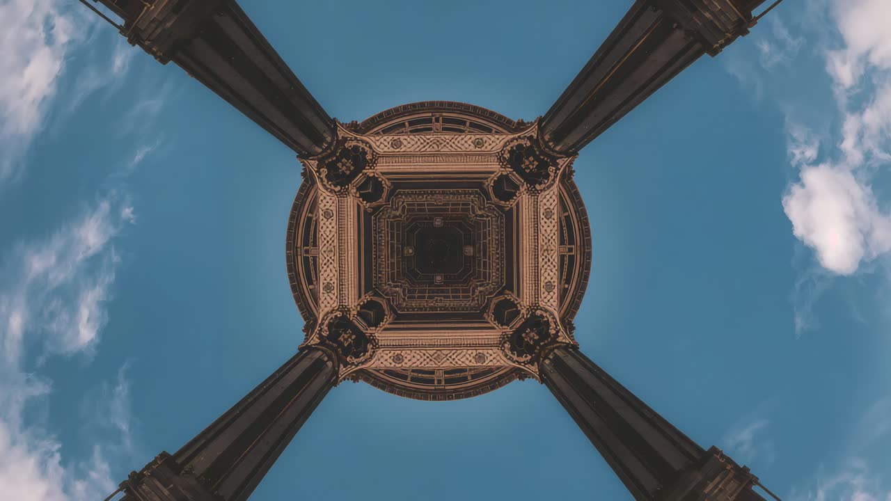 Rotazione della camera che rivela la cupola decorata con quattro colonne nel padiglione esterno, catturando i dettagli