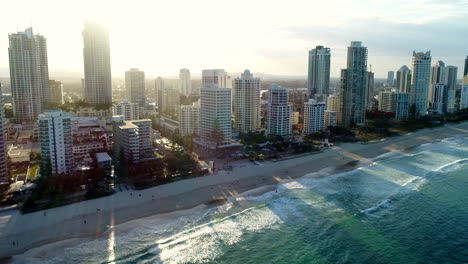 Drone-De-Edificios-En-Surfers-Paradise-En-Hora-Dorada