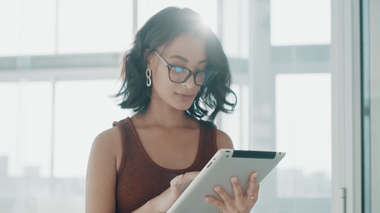 mujer usando tableta en la oficina moderna