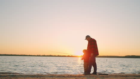 El-Abuelo-Y-El-Nieto-Están-Pescando-Al-Atardecer.-El-Viejo-Pescador-Y-El-Niño-Pequeño-Están-Pescando.