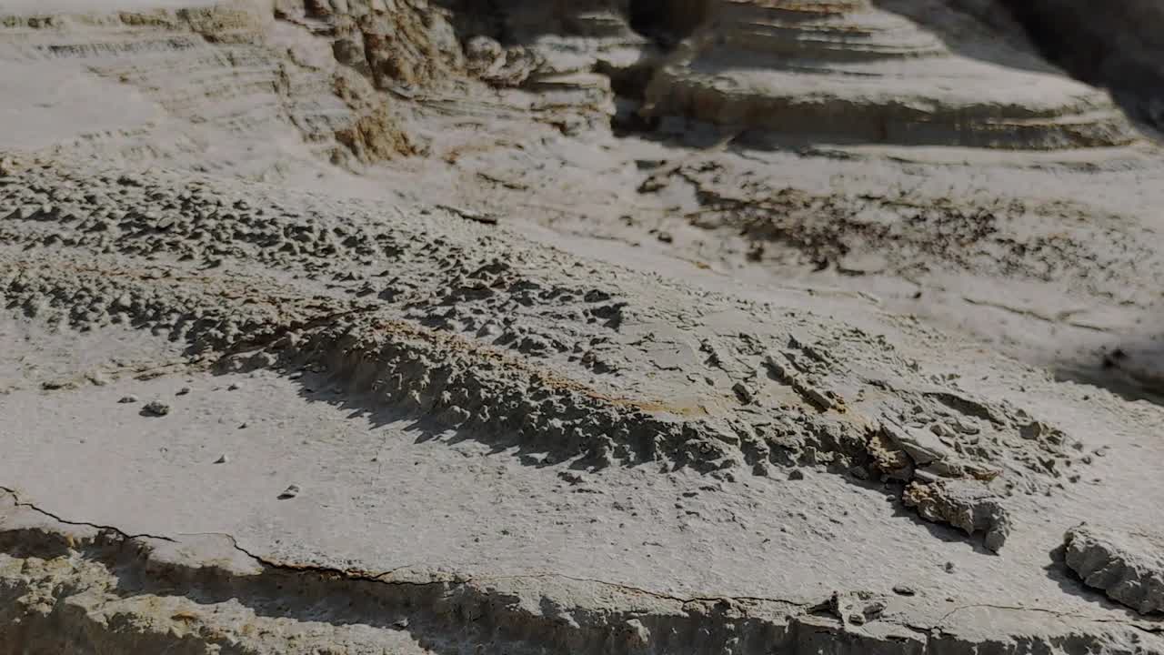 un primer plano rodando por la superficie desmoronada de un antiguo vertedero de relaves, el montículo consiste en productos desechados de la extracción de mineral de la ganga, johannesburgo, sudáfrica