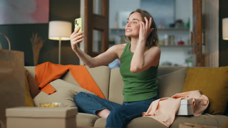 blogger sonriente transmitiendo teléfono a casa. mujer grabando teléfono haciendo compras vlog
