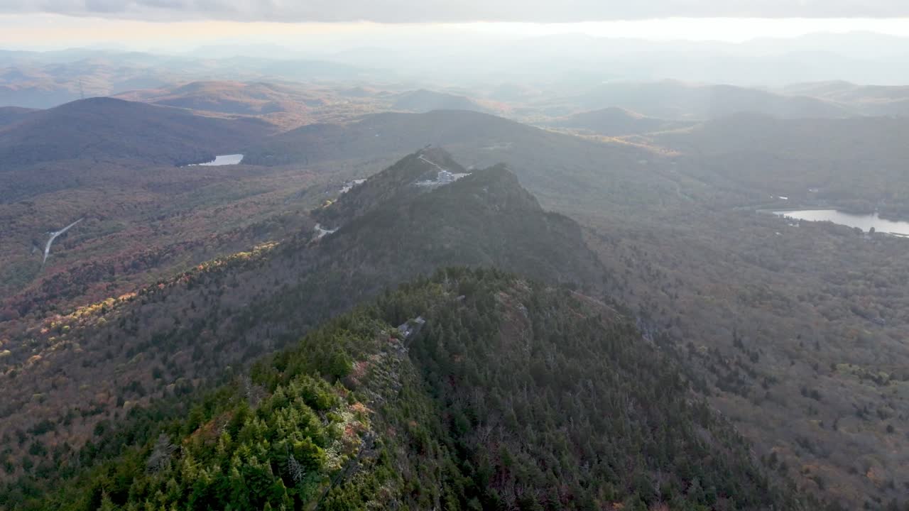 niebla, nubes y niebla en la cima de la montaña abuelo nc, carolina del norte