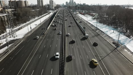 Transportverkehr-Auf-Der-Autobahn-Im-Winter,-Stadtantenne