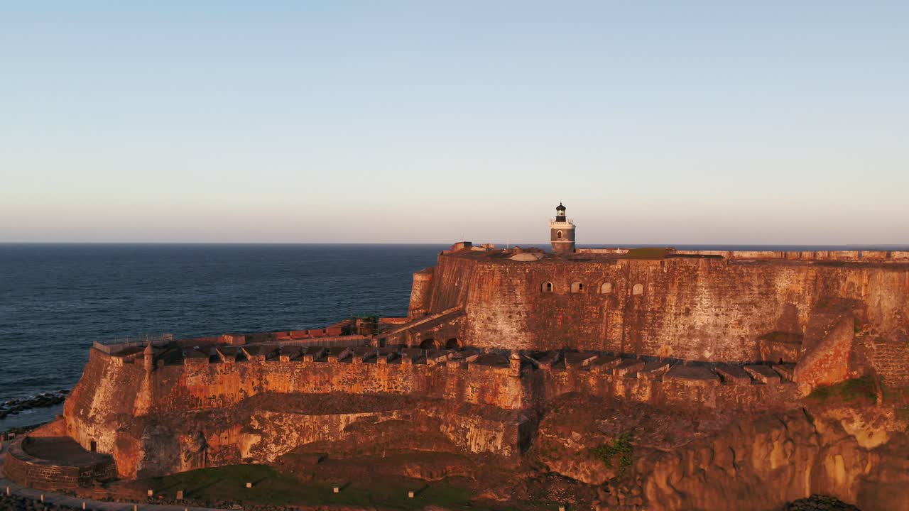 volando por el icónico castillo san felipe del morro en puerto rico