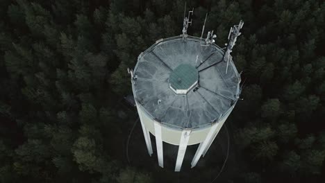 Luftaufnahme-Eines-Wasserturms-Im-Wald-Von-Oben-Nach-Unten