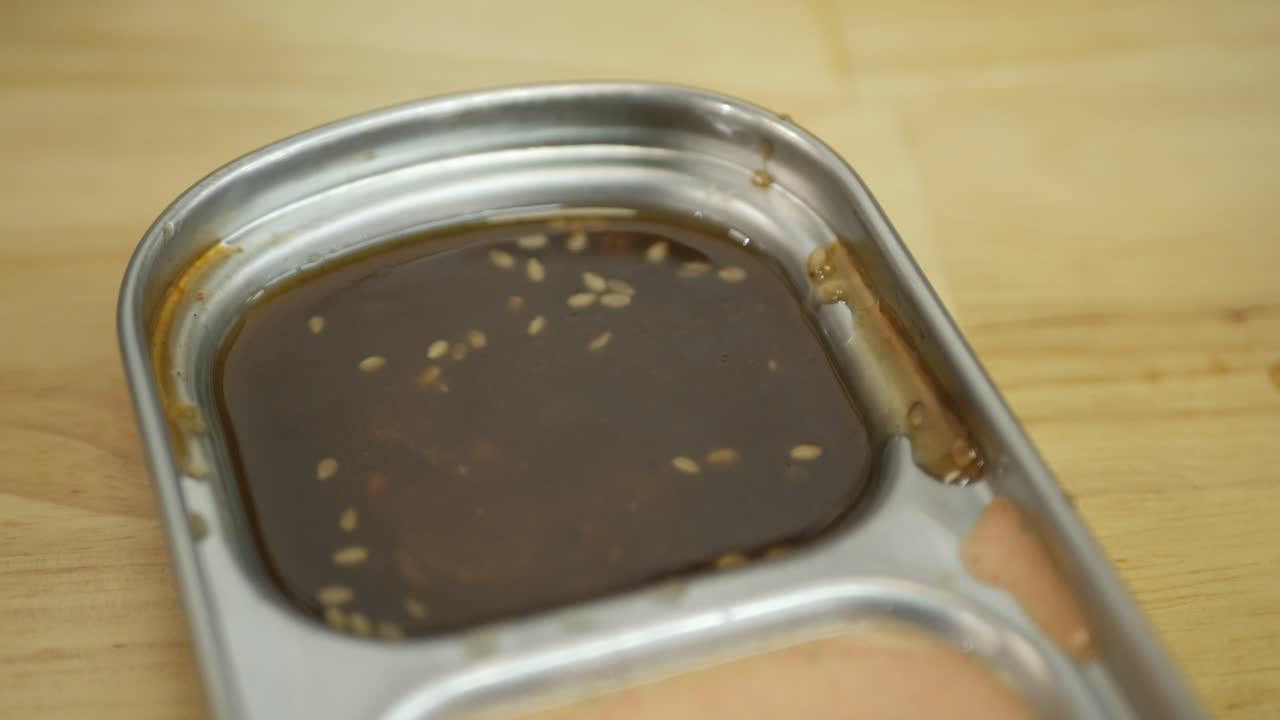 돼지고기를 소스에 찍어먹는다. 한국 전통 요리