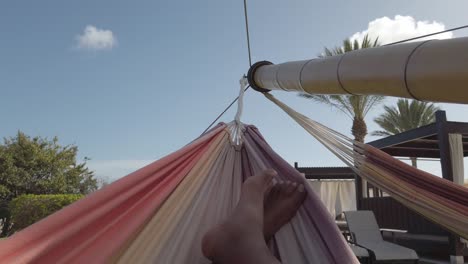 Relajarse-En-Una-Hamaca-En-Un-Caluroso-Día-Soleado-En-El-Caribe