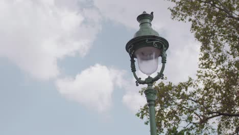 Alte-Straßenlaterne-In-Paris,-Die-Wunderbar-Gegen-Einen-Bewölkten-Himmel-Aussieht