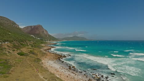 Wunderschöne-Aussicht-Auf-Den-Kitesurfspot-Mit-Nebliger-Klippe,-Die-Die-Küstenlinie-In-Richtung-Cape-Point-Zeigt