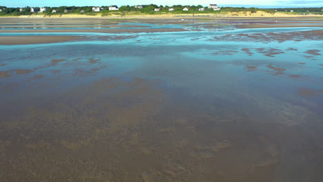 Imágenes-Aéreas-De-Drones-De-La-Bahía-De-Cape-Cod-De-La-Playa-Junto-A-La-Bahía-Durante-La-Marea-Baja-Volando-Hacia-Las-Casas-Frente-A-La-Playa