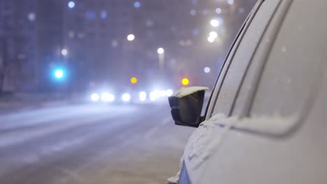 nieve en la ciudad tráfico nocturno en carretera resbaladiza en nueva york