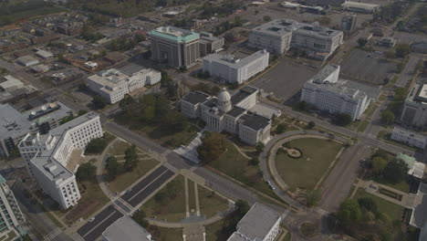 montgomery alabama vista aérea v12 tomada con drones del edificio del capitolio y la avenida dexter - dji inspire 2, x7, 6k - marzo de 2020