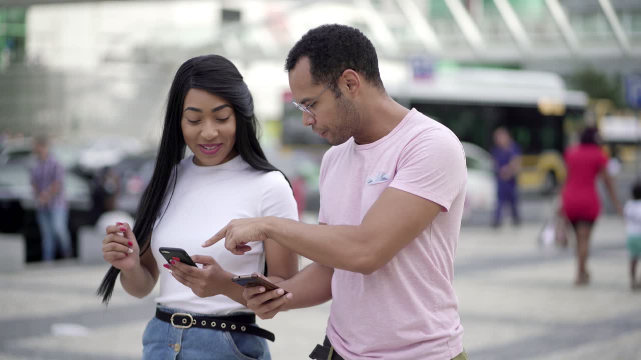 dos amigos felices hablando durante el paseo