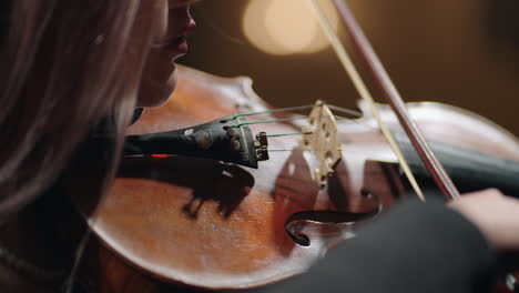 Primer-Violín-En-La-Orquesta-Sinfónica-La-Mujer-Toca-El-Violín-En-La-Escena-De-La-ópera-O-Del-Music-Hall