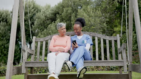 Senior,-Mujer-Y-Enfermera-Con-Teléfono-En-El-Jardín.