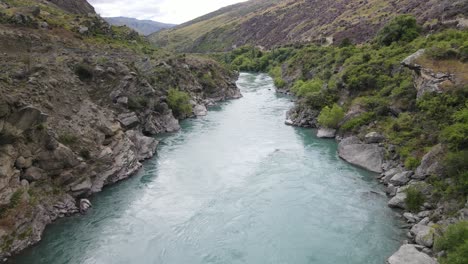 Herrliche-Landschaftsaufnahme-Durch-Drohne,-Die-Langsam-Flussaufwärts-Fliegt,-Neuseeland